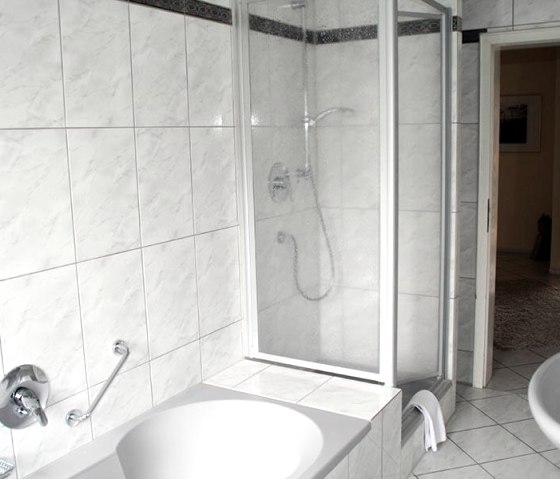 Fewo Pellenzer Seepfad - BaignoireDouche
