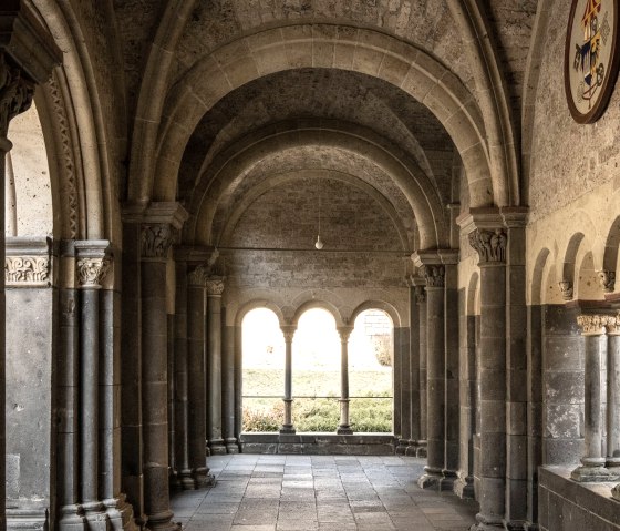 Kreuzgang der Abteikirche Maria Laach, &copy; Eifel Tourismus GmbH, D. Ketz