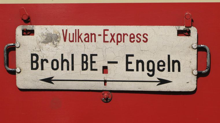 A signposted railway signal of the Vulkan-Express. It shows the routes from Brohl BE to Engeln.