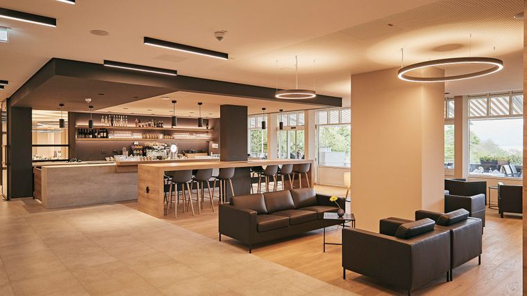 Großzügiger Lobby- und Barbereich im Seehotel Maria Laach
