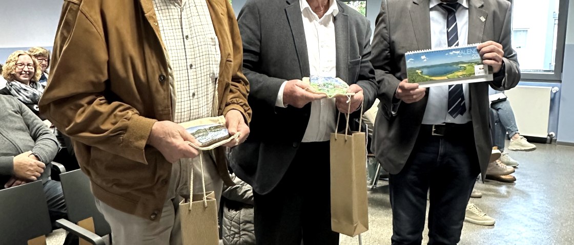 Zwei Gr&uuml;ndungsmitglieder des Tourismusverbandes, Robert Schr&ouml;der (links) und Peter Sch&auml;fer (Mitte), wurden vom Vorsitzenden Johannes Bell (rechts) geehrt. , &copy; Stefan Pauly/VG-Verwaltung Mendig