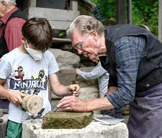 Children hammering, © J. Zimpel-Nonn/Vulkanregion Laacher See