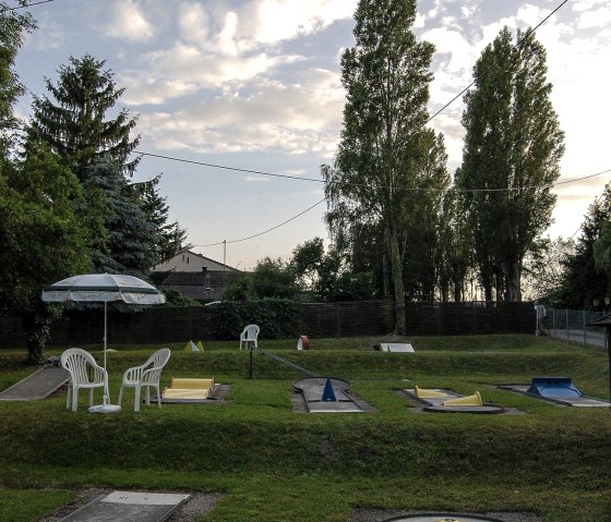 Unser Minigolfplatz in der Abendsonne, &copy; A. R&uuml;ber