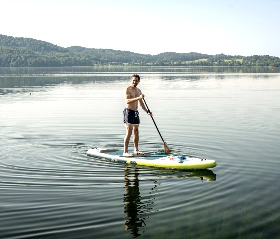 Standup-Paddle au camping Laacher see, © eifel tourismus GmbH, Dominik Ketz