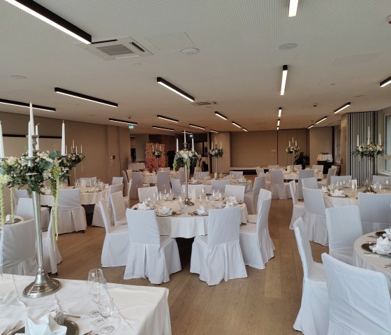 Hochzeit runde Tische im Seehotel Maria Laach, &copy; Seehotel Maria Laach