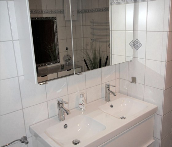 Waschplatz Badezimmer, &copy; Herbert Birnberg