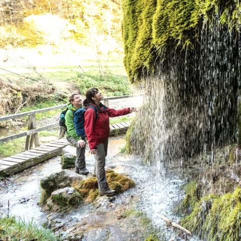 Rafraîchissement à la cascade de Dreimühlen sur le sentier de l'Eifel, © Eifel Tourismus GmbH, D. Ketz