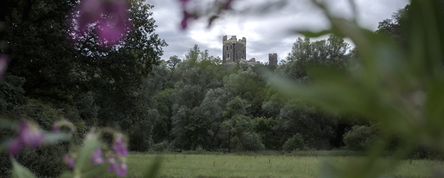 Wernerseck castle ruins in the Nettetal valley, &copy; VG Pellenz/Klaus Peter Kappest
