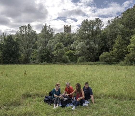 Picknick met uitzicht op de kasteelruïne van Wernerseck, © VG Pellenz/Klaus Peter Kappest