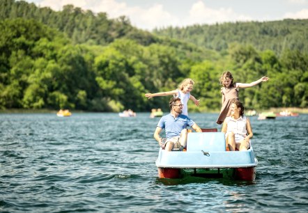 Spaß mit dem Tretboot am Laacher See, © Eifel Tourismus GmbH, Dominik Ketz