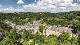 Uitzicht op Monschau met kasteel, © Eifel Tourismus GmbH, Dominik Ketz
