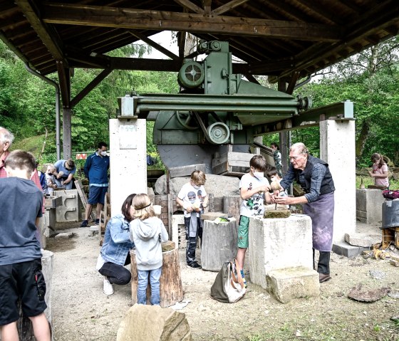Cours de martelage du tuf, © J. Zimpel-Nonn