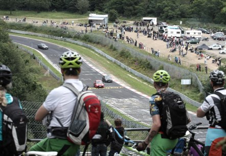 Die Radtour auf der Vulkan-Rad-Route Eifel f&uuml;hrt am N&uuml;rburgring vorbei, &copy; TI Hocheifel-N&uuml;rburgring/R. Schanze