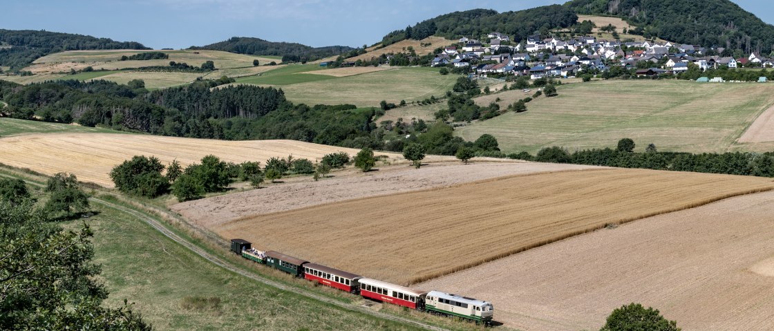 Der Vulkan-Expre&szlig; erschlie&szlig;t die Vulkanregion Laacher See - im Sommer sogar mit einem Cabriowagen. Kombinationen z.B. mit Burg Olbr&uuml;ck (Hintergrund) versprechen einen sch&ouml;nen Ausflug, &copy; Albert Lehmann