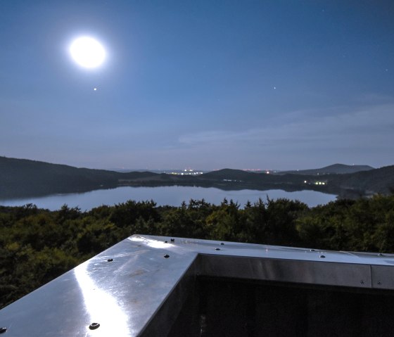 Vollmond &uuml;ber der Laacher See Vulkancaldera, &copy; A. Rueber