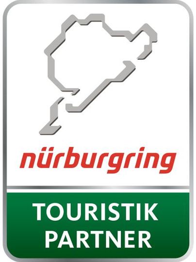 Logo des Nürburgrings mit der Aufschrift "Touristik Partner". Es zeigt die Kontur der Rennstrecke und vermittelt eine Verbindung zur Automobilkultur.