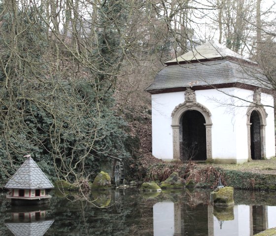 Grottenpavillion gegen&uuml;ber von Khans, &copy; VG Pellenz/Chagas da Silva