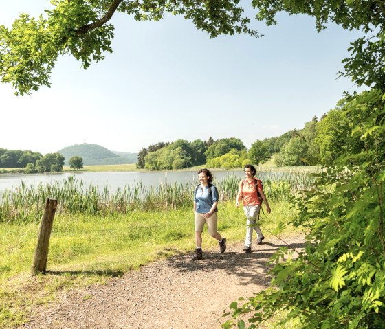 Wanderer am Rodder Maar, &copy; Eifel Tourismus GmbH/Dominik Ketz