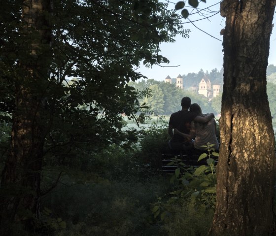 3. Station - Paar mit Blick auf Maria Laach, &copy; Kappest/Vulkanregion Laacher See