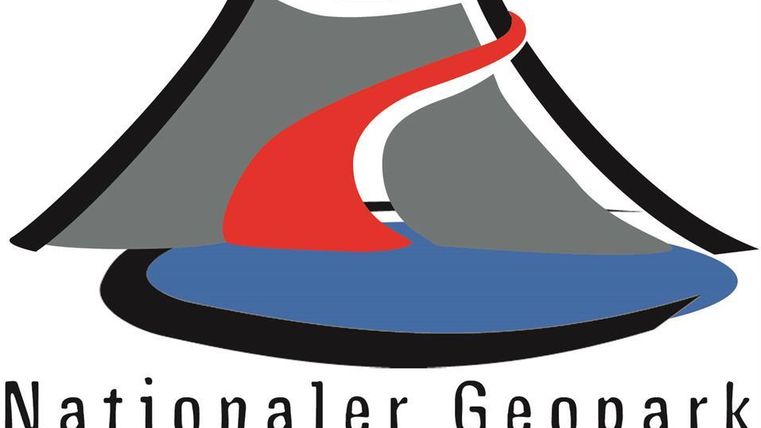 Ein Logo des Nationalen Geoparks Laacher See. Es zeigt stilisierte Landschaftselemente, darunter einen Vulkan und Wasser.