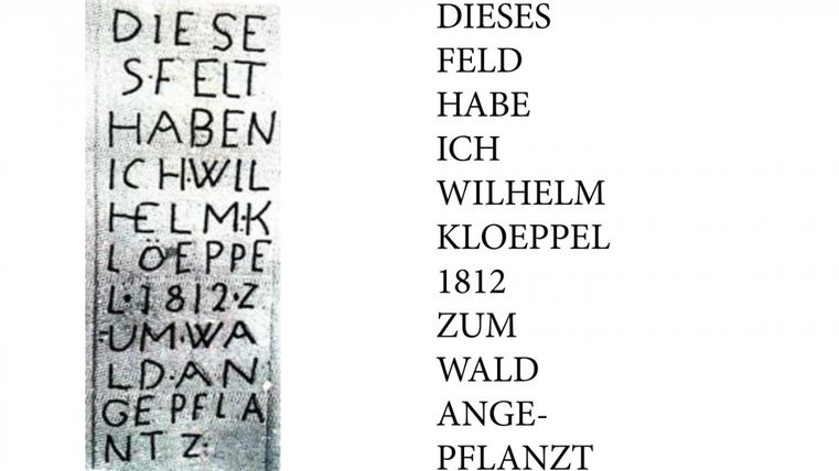 Ein historisches Schild mit einer Inschrift. Es dokumentiert den Besitz eines Feldes von Wilhelm Kloeppe im Jahr 1812.