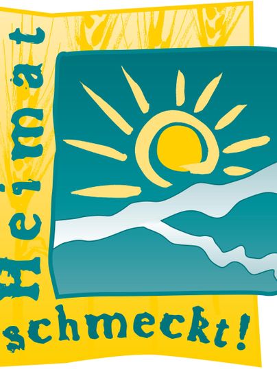 Ein farbenfrohes Logo mit einer Sonne und Bergen. Der Text "Heimat schmeckt!" hebt regionale Produkte hervor.