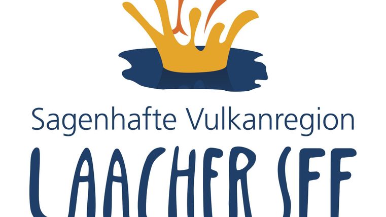 Ein Logo der Vulkaneifelregion mit dem Namen "Laacher See." Es zeigt eine stilisierte Wasseroberfläche und farbige Spritzer.