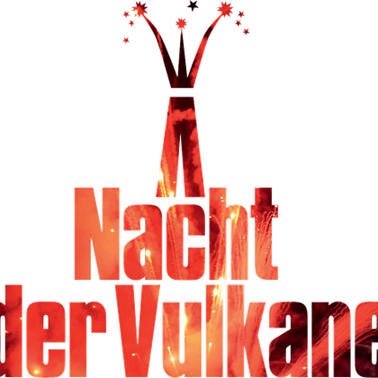 Eine kreative grafische Darstellung mit dem Text "Nacht der Vulkane". Das Design zeigt leuchtende rot-orange Farbtöne und stilisierte Explosionen, die an Vulkane erinnern.