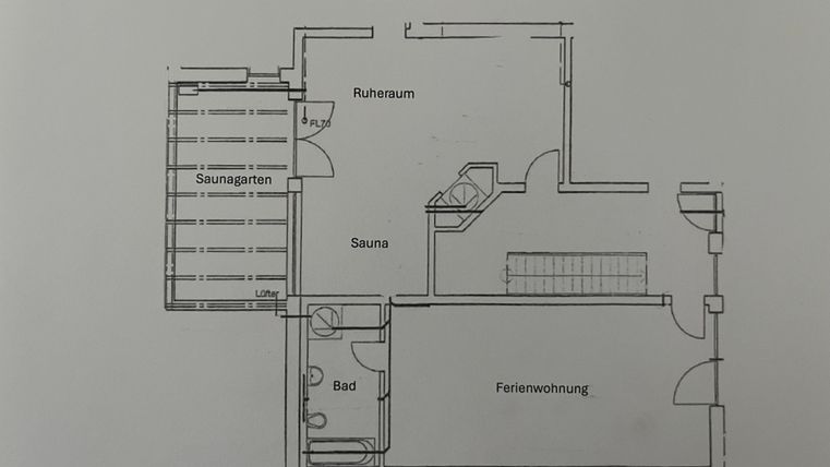 Ein Grundriss eines Gebäudes mit einem Badezimmer, einer Sauna und einem Aufenthaltsraum. Der Plan zeigt auch die Lage einer Ferienwohnung und einen Saunagarten.