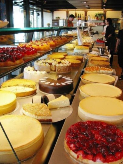 Eine Auswahl an leckeren Käsekuchen in einer Bäckerei. Die Kuchen sind bunt dekoriert und laden zum Probieren ein.