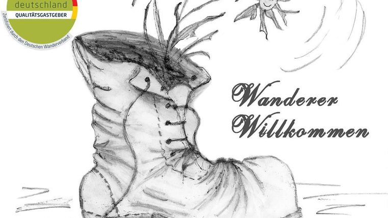 Eine Zeichnung eines Wanderschuhs mit Pflanzen, die aus ihm wachsen. Darüber steht "Wanderer Willkommen" in verspielter Schrift.