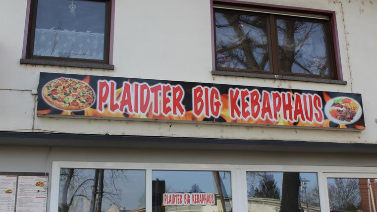 Ein Restaurant namens "Plaidter Big Kebabhaus" mit einem bunten Schild. Es ist ein Imbiss mit Speisenangebot.