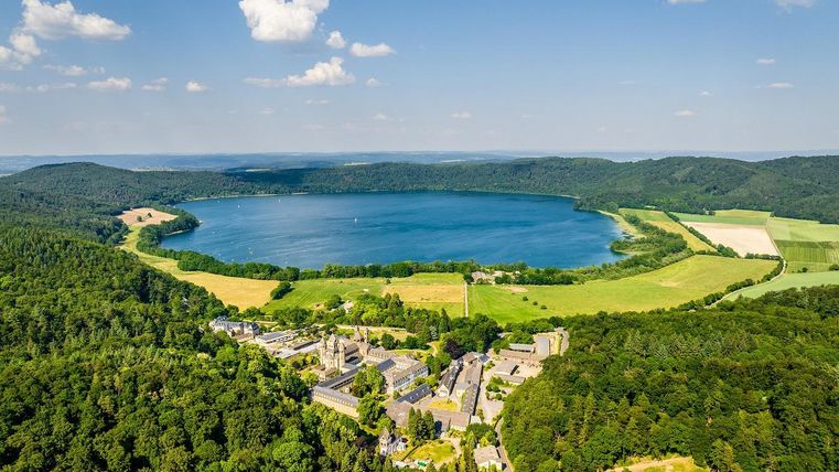 Maria Laach (Vulkaneifel) mit Blick auf das gesamte Areal und den wunderschönen Laacher See