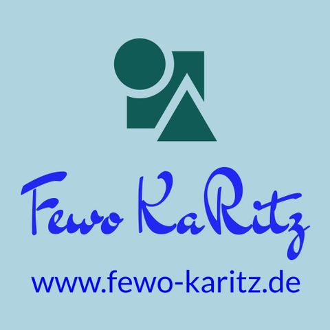 Das Bild zeigt ein Logo mit stilisierten Formen und dem Schriftzug "Fewo KaRitz". Es informiert über die Webseite www.fewo-karitz.de.