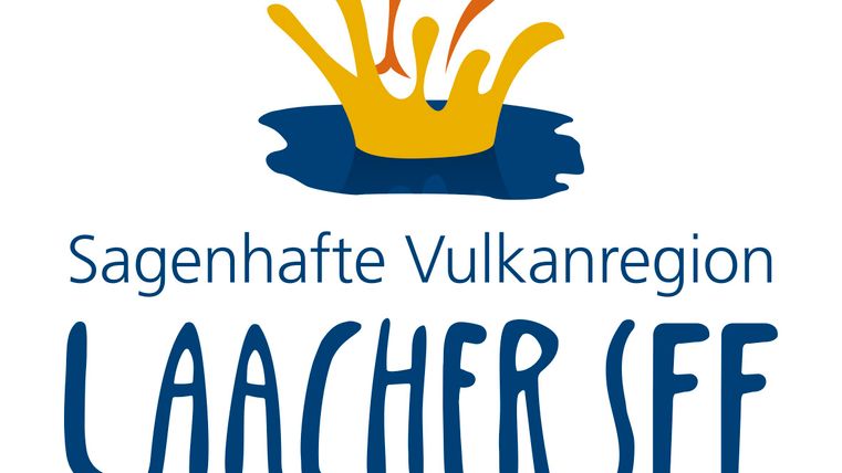 Ein farbenfrohes Logo für den Laacher See in der Vulkaneifel. Es zeigt eine Welle mit Spritzern und den Text „Sagenhafte Vulkane region Laacher See“.