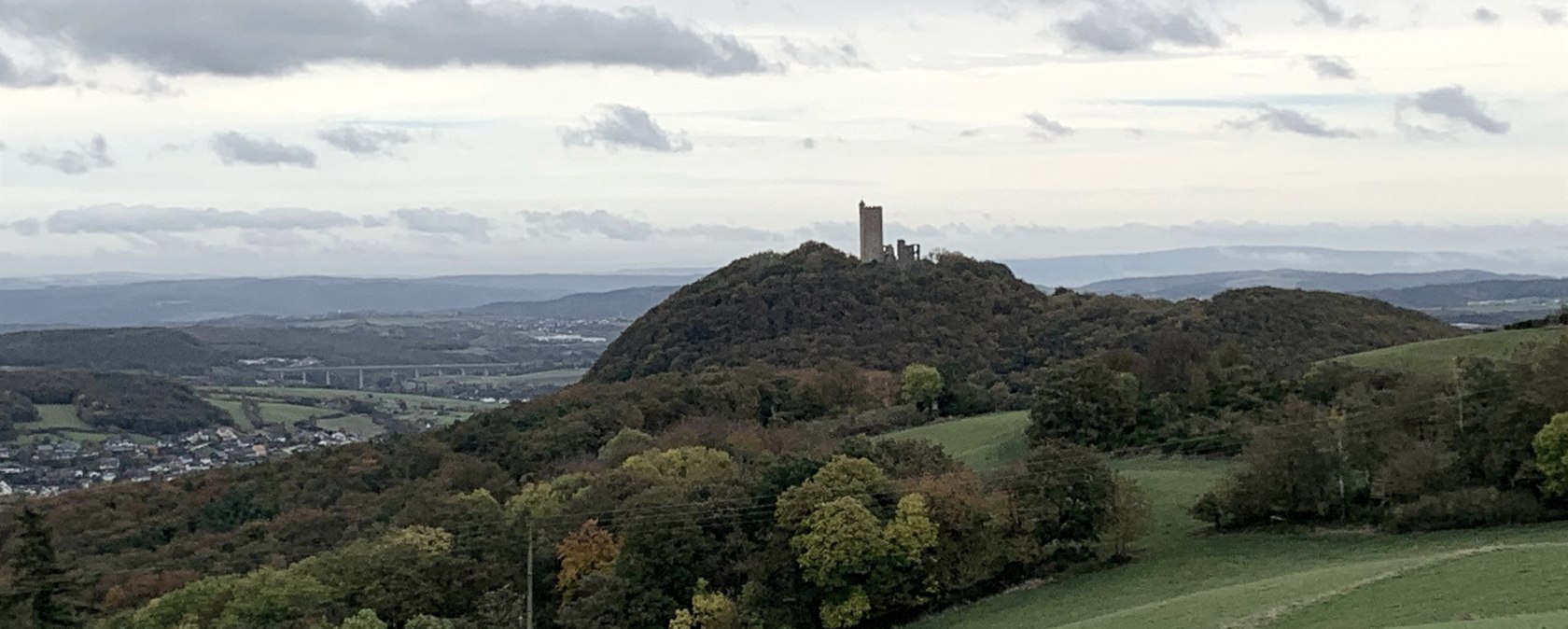 Blick auf Burg Olbrück, © Gabriele Arzodorf