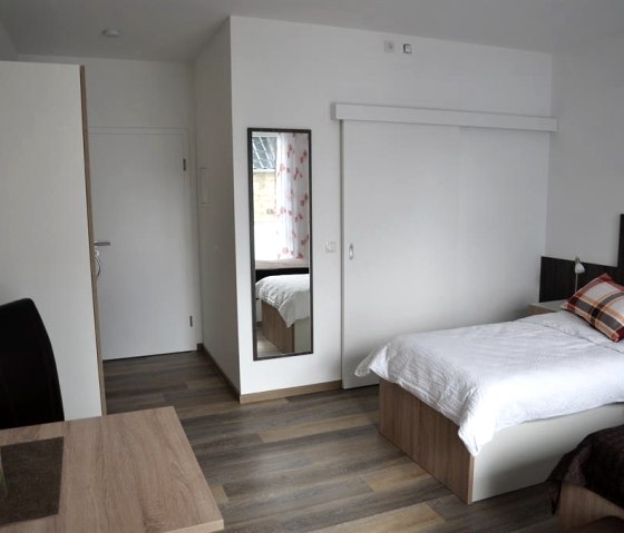 Zimmer mit geschlossener Badt&uuml;r