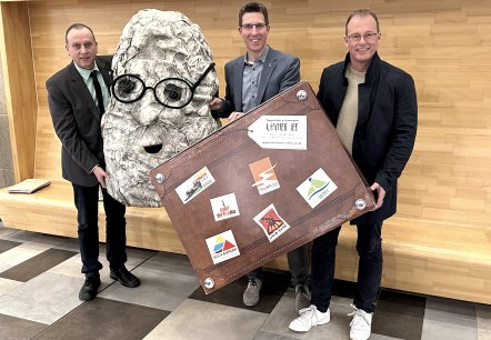 Mit Optimismus ins Jubil&auml;umsjahr des Zweckverbandes Ferienregion Maria Laach (von links): Johannes Bell, B&uuml;rgermeister VG Brohltal und stellvertretender Verbandsvorsteher, Sebastian Busch, B&uuml;rgermeister VG Pellenz und Verbandsvorsteher, und J&ouml;rg Lempertz, B&uuml;rgermeister VG Mendig und stellvertretender Verbandsvorsteher. Foto: Stefan Pauly/VG-Verwaltung Mendig, &copy; Stefan Pauly/VG-Verwaltung Mendig