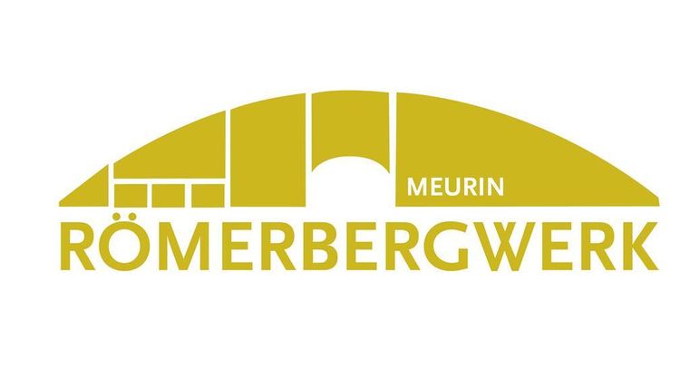 Ein modernes Logo des Römerbergwerks in Gelb. Es zeigt stilisierte architektonische Elemente und den Namen des Unternehmens.