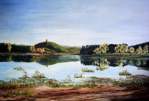 Eine ruhige Landschaft mit einem See und sanften Hügeln im Hintergrund. Der Himmel ist klar, und die Bäume spiegeln sich im Wasser.