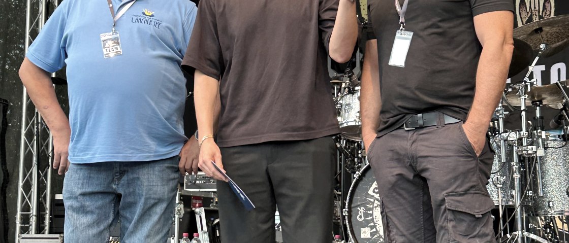 Jörg Lempertz (rechts) Bürgermeister VG Mendig, und Stadtbürgermeister Achim Grün (links) war die Vorfreude –   hier im Interview mit dem RPR1-Moderator – bereits zum Start in den „Summer Rock“-Abend anzusehen. Foto: Stefan Pauly/VG-Verwaltung Mendig , © Stefan Pauly, VG Mendig 