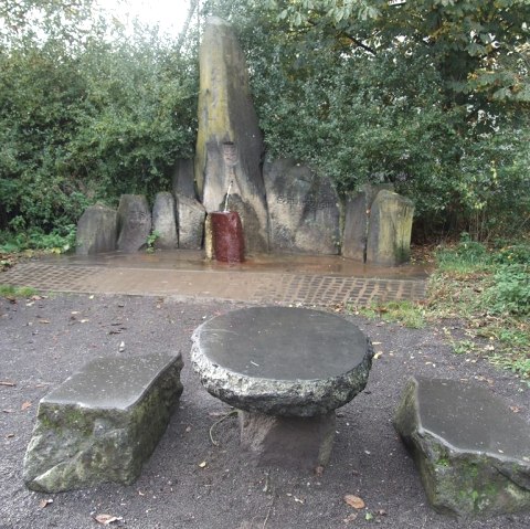 Burg-Quelle mit Rastplatz, © VG Pellenz/Manea