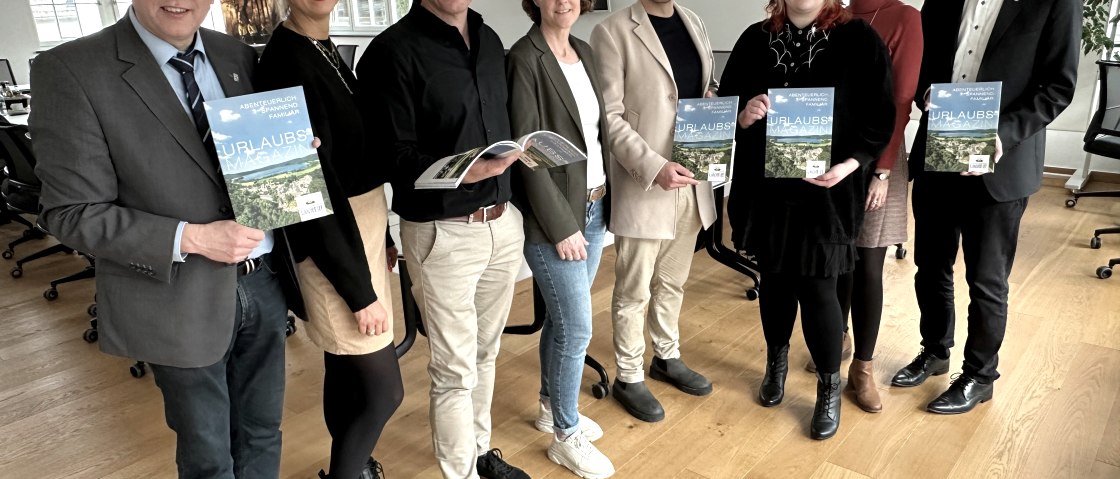 Das neue Urlaubsmagazin der &bdquo;Sagenhaften Vulkanregion Laacher See&ldquo; ist da, pr&auml;sentiert von (Von links) Johannes Bell, B&uuml;rgermeister VG Brohltal, Julia Schweitzer, Tourismusfachkraft Vulkanregion Laacher See, J&ouml;rg Lempertz, B&uuml;rgermeister VG Mendig, Heike Werf, Tourismusfachkraft Vulkanregion Laacher See, Stephan Marzi und Christina Heimann, MIG Medien &amp; Technologie GmbH, Sarah Stein, Gesch&auml;ftsf&uuml;hrerin Vulkanregion Laacher See, und Sebastian Busch, B&uuml;rgermeister VG Pellenz, &copy; Stefan Pauly/VG-Verwaltung Mendig  
