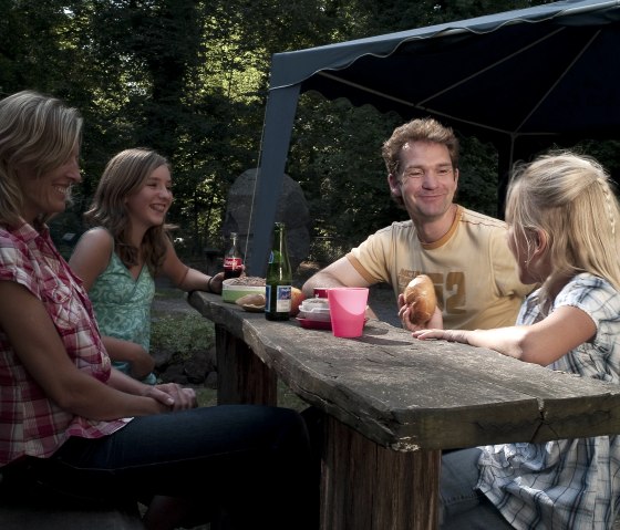 Picknick im Steinerlebnisgarten an der Nette, &copy; Kappest/Vulkanpark GmbH