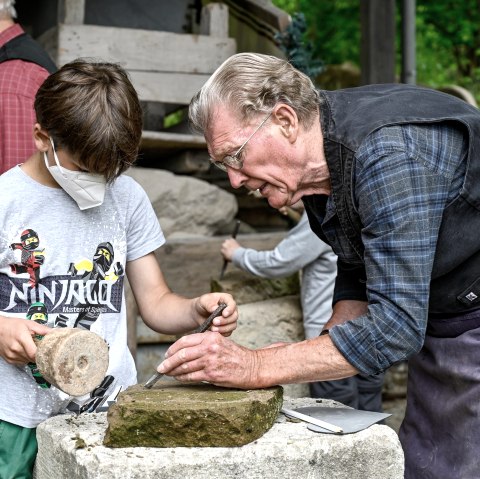 Kinder beim H&auml;mmern, &copy; J. Zimpel-Nonn/Vulkanregion Laacher See