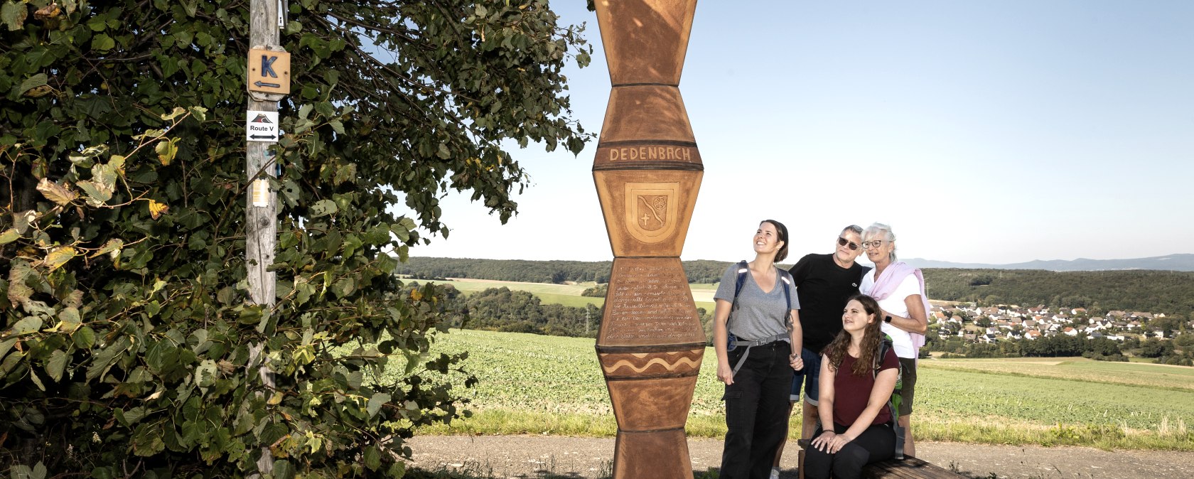Wanderer an Keramiks&auml;ule auf der Kreuz- und Keramikroute, &copy; Vulkanregion Laacher See, Jan-Gerrit Baumann