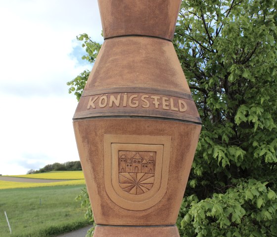 Skulptur Schriftzug K&ouml;nigsfeld, &copy; VG Brohltal / Schote