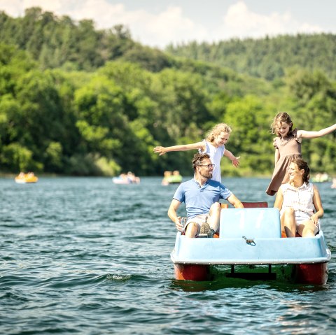 Spaß mit dem Tretboot am Laacher See, © Eifel Tourismus GmbH, Dominik Ketz