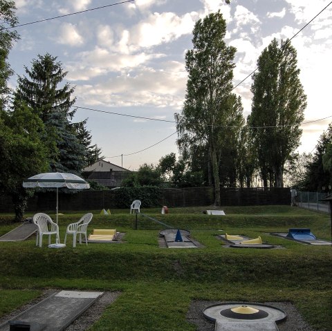 Soleil couchant sur le terrain de minigolf de l'hôtel HANSA, © Rüber
