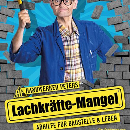Ein humorvoller Handwerker mit einem blauen Helm und verknoteten Kabeln. Im Hintergrund leuchtende Weihnachtssterne und der Titel "Drauß’ von der Baustell’ komm ich her".